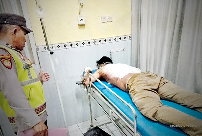 JALANI PERAWATAN INTENSIF: Empat pekerja pabrik kayu PT TKA di Dusun Kedungrejo, Desa Kalen, Kecamatan Kedungpring menjalani perawatan intensif. (ISTIMEWA FOR RDR.LMG)