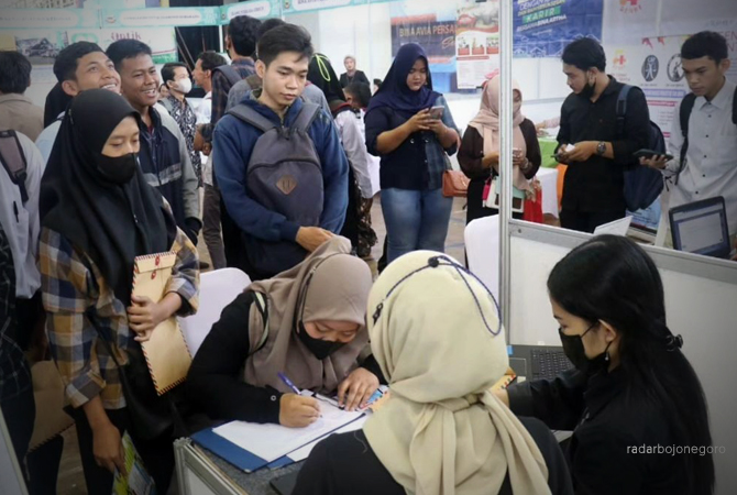 RAMAI: Festival Investaso Job Fair yang digelar Disperinaker Blora di GOR Mustika. (LUKMAN HAKIM/RDR.BJN)