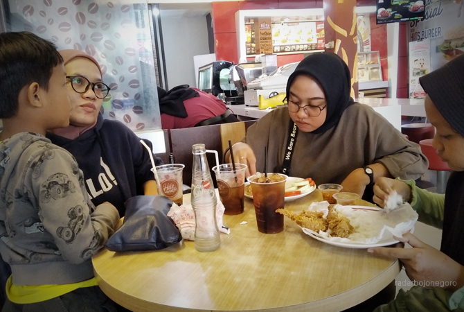 MENIKMATI CEPAT SAJI: Warga sedang menikmati makanan cepat saji, praktisi kesehatan mengimbau terlalu sering mengonsumsi makanan cepat saji dan menerapkan pola hidup sehat. (YUAN EDO/RDR.BJN)