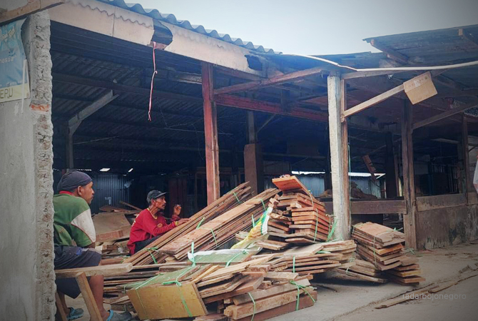 DIBENAHI: Pedagang mulai membongkar bangunan semipermanen di tiga lokal pasar induk bagian dalam. (LUKMAN HAKIM/RDR.BLORA)
