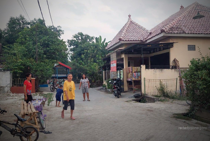 PAJAK BUMI BANGUNAN: Warga beraktivitas dengan anak-anaknya di permukiman Kelurahan Balun, Kecamatan Cepu. PBB tahun lalu menembus Rp 18 miliar. (LUKMAN HAKIM/RDR.BLORA)