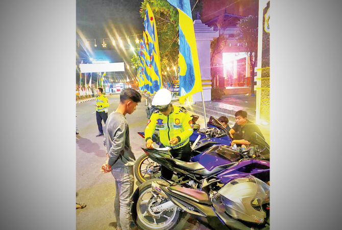 BANYAK PELANGGAR: Petugas Satlantas Polres Lamongan saat melakukan penindakan terhadap pelanggar lalu lintas. (ISTIMEWA FOR RDR.LMG)