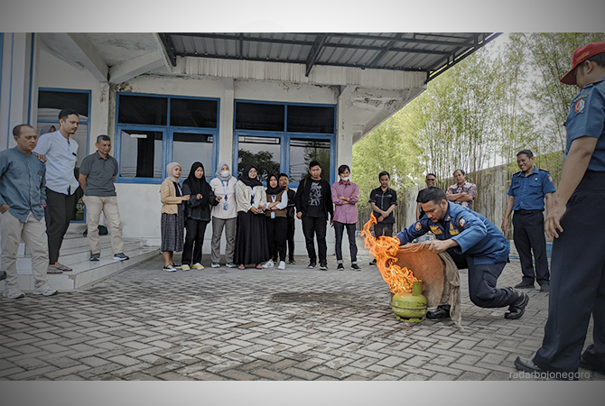 MITIGASI: Petugas damkar memadamkan api saat simulasi pemadaman di kantor Jawa Pos Radar Bojonegoro, Jumat (16/6). (DHANI WAHYU ALFIANSYAH/RDR.BJN)