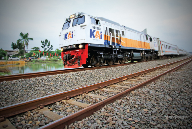 DIMINATI: Kereta api yang melewati wilayah Lamongan. Hari libur nasional kemarin, ada kenaikan penumpang 15 persen di Stasiun Lamongan.  (ANJAR DWI PRADIPTA/RDR.LMG)