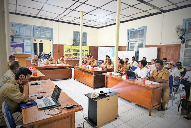 ATASI KEKERINGAN: Dinas PUSDA melakukan pembahasan dengan petani dan pengelola Waduk Gondang dan Waduk Prijetan, guna mencari solusi irigasi di musim tanam kedua ini. (ISTIMEWA FOR RDR.LMG)