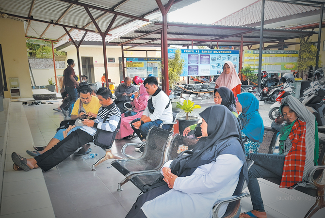 USAI LIBUR: Warga menunggu antrean mengurus surat dan dokumen motor di kantor Samsat Bojonegoro kemarin. (DEWI SAFITRI/RDR.BJN)