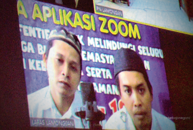 DIVONIS DUA TAHUN: Wahyu Nur Hakim, dan Abdul Rahman, warga yang kos di Kelurahan Sukomulyo, Lamongan menjalani sidang online kemarin (6/6). (ISTIMEWA FOR RDR.LMG)