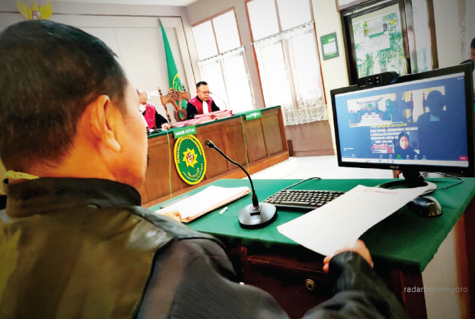 BULAN INI MASIH SIDANG ONLINE: Salah satu persidangan yang digelar di Pengadilan Negeri (PN) Lamongan secara online beberapa hari lalu. (ISTIMEWA FOR RDR.LMG)