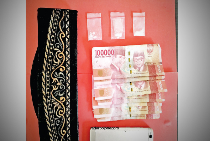 BARANG BUKTI: SS, uang hasil penjualan, HP, dan peci yang diamankan dari dua tersangka SS. (ISTIMEWA FOR RDR.LMG)