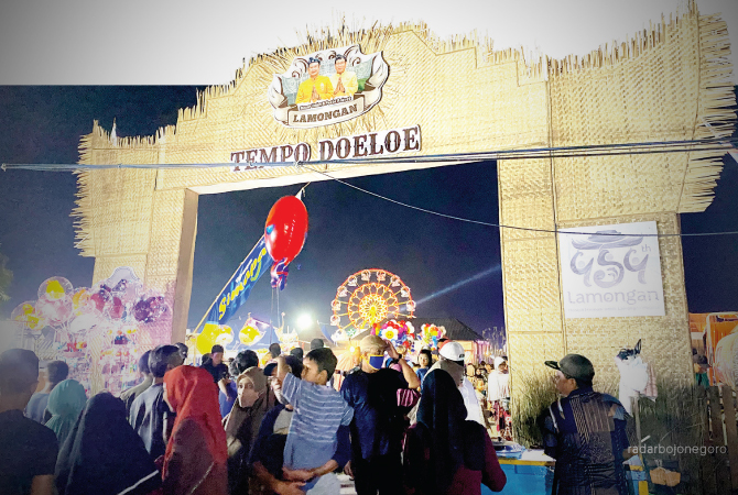 MERIAH: Lamongan Tempo Doeloe diserbu ratusan masyarakat untuk merasakan suasana masa lampau. (MERRY ISNAWATI/RDR.LMG)