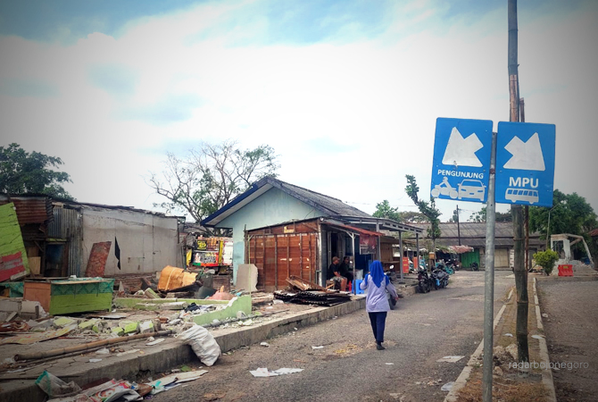 BAKAL MEGAH: Terminal Cepu mulai dibongkar. Anggaran pembangunan terminal ini dari penerintah pusat, mencapai Rp 32 miliar. (LUKMAN HAKIM/RDR.BLORA)