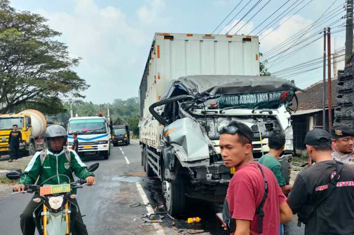 Kondisi truk tronton boks yang terlibat kecelakaan beruntun di Pantura Subah, Selasa (27/6).