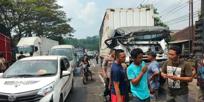 Kondisi truk tronton boks yang terlibat kecelakaan beruntun di Pantura Subah, Selasa (27/6).