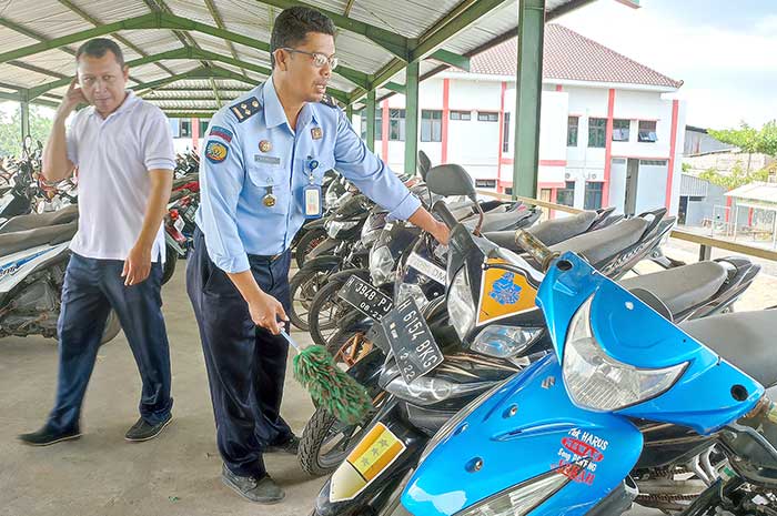 Kasubsie Administrasi dan Pemeliharaan Rupbasan Semarang Kiswanto mengecek kendaraan yang dilelang.