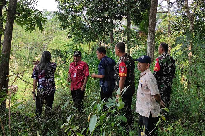 Bupati Semarang Ngesti Nugraha saat melakukan pengecekan titik relokasi baru didampingi oleh perangkat Kelurahan Bawen.