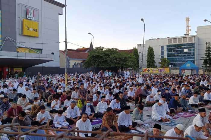 Ribuan warga mengikuti salat Idul Adha di depan mal Tamansari Salatiga Rabu (28/6/2023).
