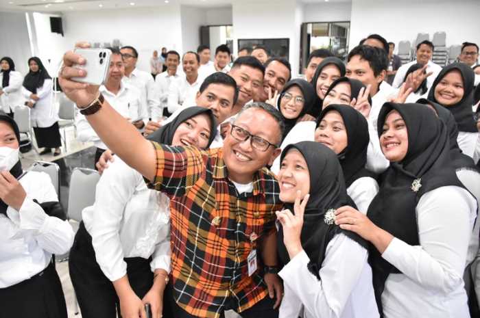 Pj Wali Kota Salatiga, Sinoeng N Rachmadi berselfie bersama usai Penyerahan Surat Keputusan (SK) Wali Kota Salatiga tentang pengangkatan PPPK.