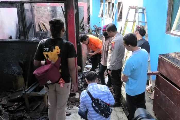 Petugas melakukan olah TKP SMP Negeri 2 Pringsurat.