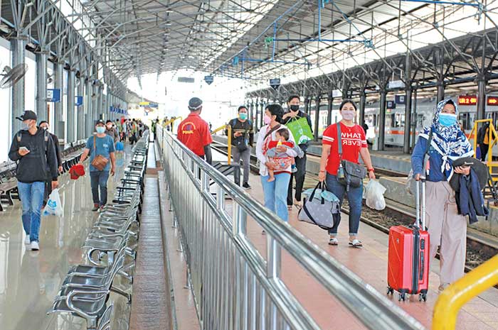 Sejumlah warga tampak mulai memadati stasiun kereta api dan ingin memanfaatkan transportasi massal tersebut.