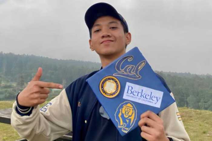 Maulana Fatahillah Adzima menunjukkan logo University of California, Berkeley yang akan menjadi kampus tempat ia menuntut ilmu selanjutnya.