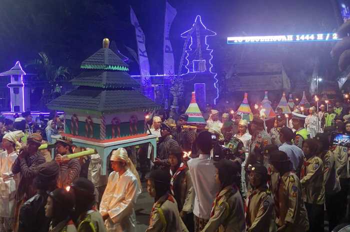 Iring-iringan tumpeng songo dari Pendopo Kabupaten Demak menuju Masjid Agung Demak menjadi salah satu acara pembuka Grebeg Besar Rabu (27/6) malam.