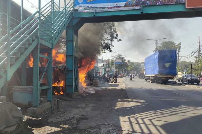 Kios kelontong di depan Rumah Sakit Umum Daerah Tugurejo, ludes terbakar Rabu (28/6) sekitar pukul 09.00. Penyebab kebakaran diduga korsleting listrik.&nbsp;