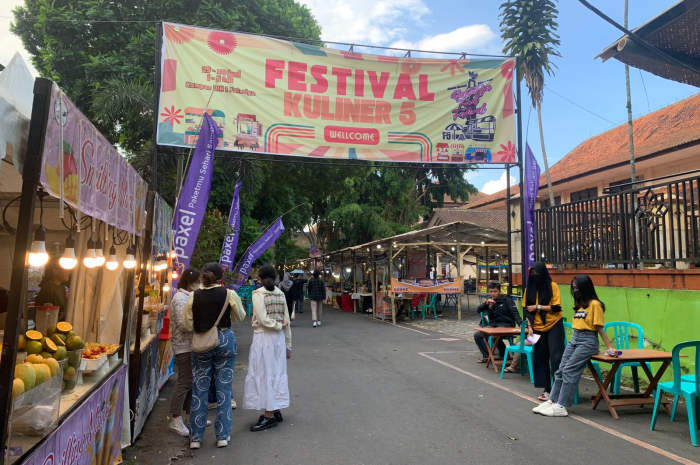 Lapak Festival Kuliner Salatiga 5 yang menjual beragam makanan dan minuman atau kuliner di halaman Kampus 1 UIN Salatiga.