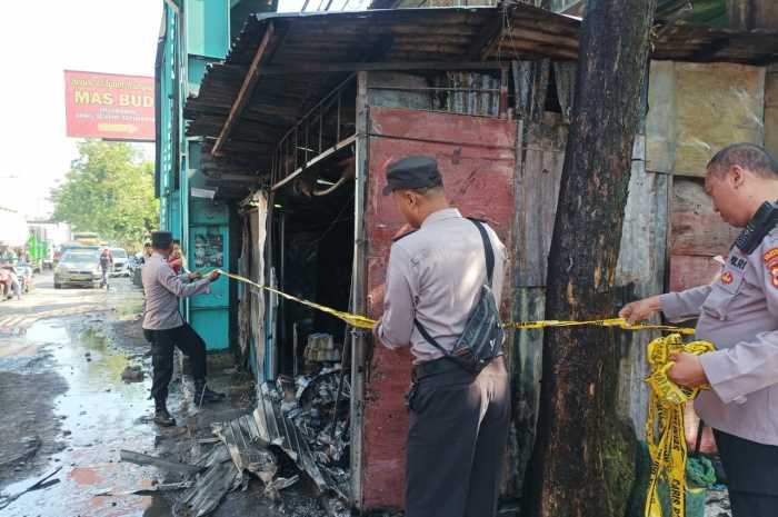 Kebakaran yang menghanguskan kios sembako di depan RSUD Tugurejo Rabu (28/6).