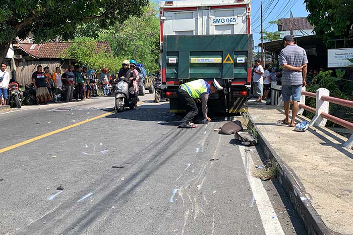 Olah TKP yang dilakukan pihak kepolisian setelah kecelakaan maut di Jalan Tentara Pelajar, Kendal Kamis (29/6).