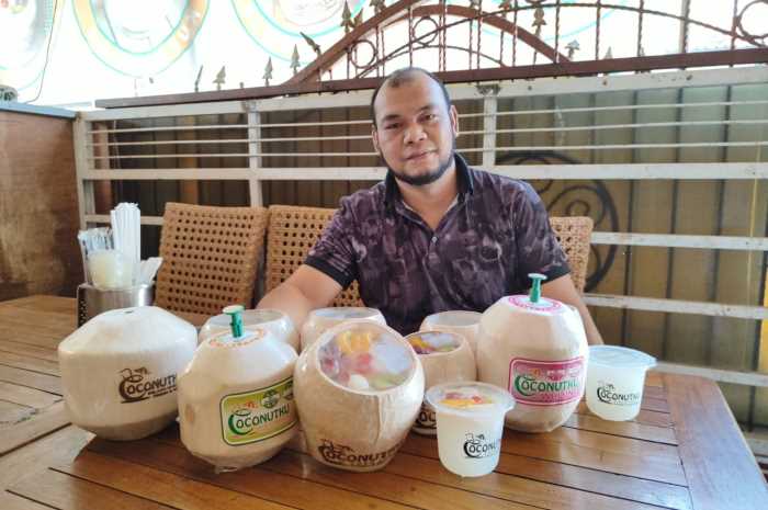 Rudy Nopianto menunjukkan berbagai bentuk kemasan modern pada produk kelapa muda.