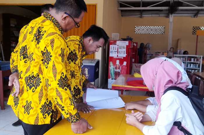 Sekda Kabupaten Pekalongan Yulian Akbar saat monitoring PPDB bersama Dindikbud setempat, beberapa waktu lalu.