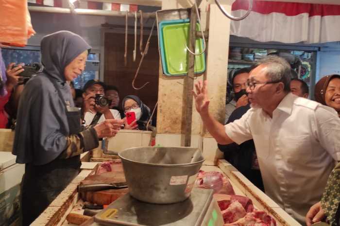 Menteri Perdagangan RI, Zulkifli Hasan tengah membeli daging untuk dibagikan ke masyarakat.&nbsp;