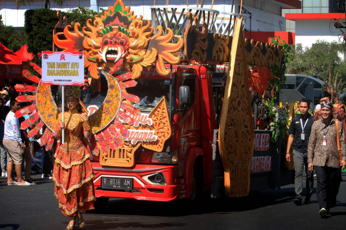 Kirab kebangsaan diwarnai dengan parade budaya dari 35 kabupaten/kota se Jateng dalam memperingati Hari Bhayangkara ke 77, Sabtu (1/7).