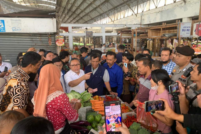 Menteri Perdagangan Zulkifli Hasan bercengkrama dengan pedagang Pasar Raya I saat pantauan harga di Salatiga pada Sabtu (1/7).