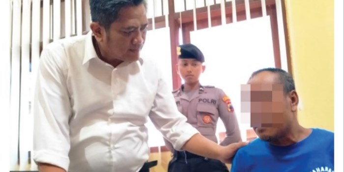 PENGAKUAN: Kasatreskrim Polres Pekalongan AKP Isnovim meminta keterangan Harno terkait kasusnya, Jumat (30/6). (NANANG RENDI AHMAD/JAWA POS RADAR SEMARANG