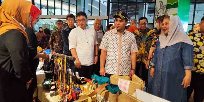 DONGKRAK PEREKONOMIAN: Plt Gubernur Jawa Tengah Taj Yasin Maimoen dan Wali Kota Semarang Hevearita Gunaryanti Rahayu menyapa UMKM di Uptown Mall. (KHAFIFAH ARINI PUTRI/JAWA POS RADAR SEMARANG)