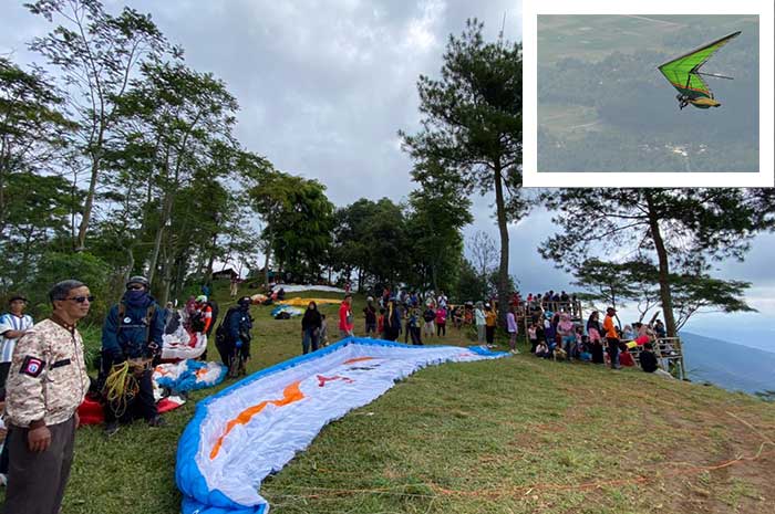 Sejumlah pengunjung yang sedang menikmati keindahan alam dengan view rawa pening di wisata Gunung Gajah, Kabupaten Semarang.