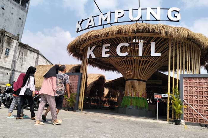 Sejumlah pengunjung terlihat asyik berfoto dengan latar belakang patung merlion Singapura di Kampung Kecil Resto Semarang.