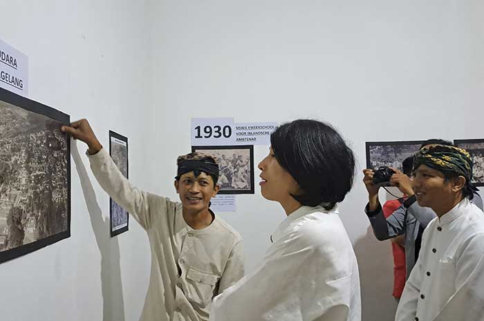 Kapolres Magelang Kota AKBP Yolanda Evalyn Sebayag melihat pameran foto di Lokas Budaya.
