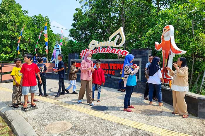 Sejumlah wisatawan yang memadati Grand Maerakaca Taman Mini Jawa Tengah, Tawangsari.