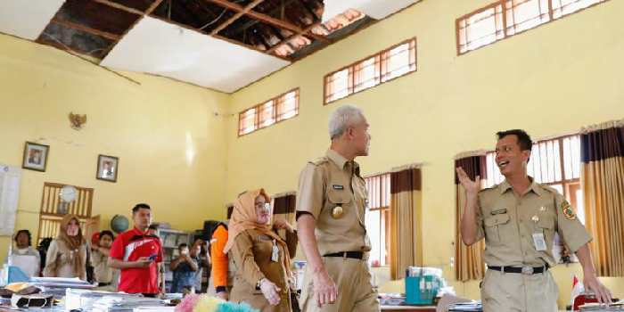 TINJAU SEKOLAH : Gubernur Jawa Tengah, Ganjar Pranowo yang meninjau lokasi pada Senin (3/7/2023) meminta agar bangunan segera diaudit.