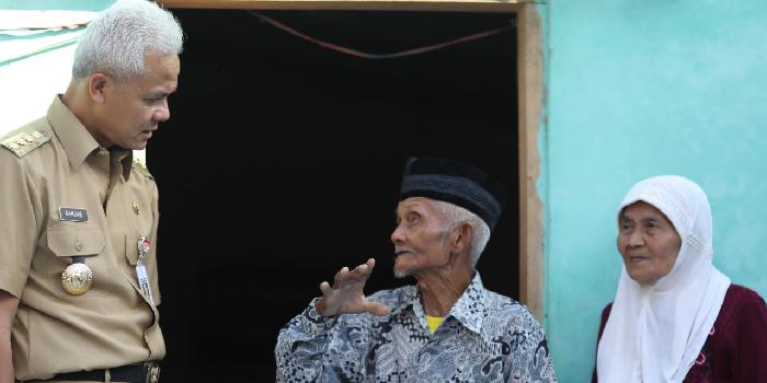 TERHARU : Mbah Katimin merasa terharu atas kedatangan Gubernur Jawa Tengah Ganjar Pranowo di rumahnya yang sedang diperbaiki.