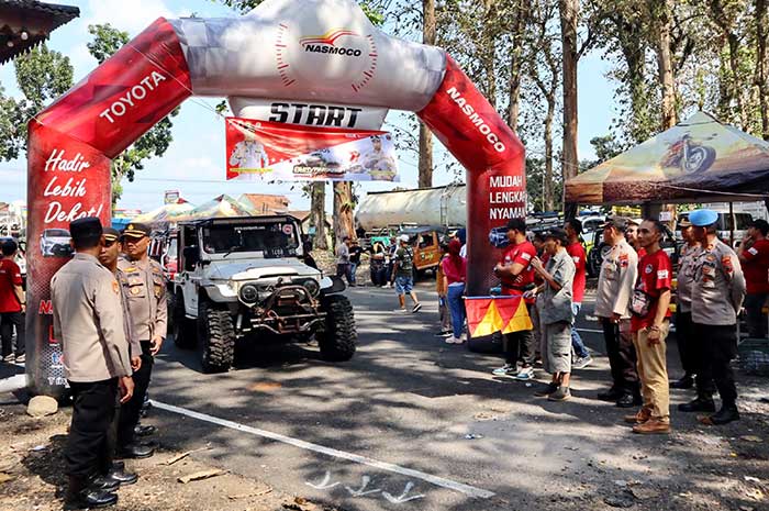 Komunitas Roban Jeep Community saat melepas salah satu peserta off road, pada Minggu (2/7).