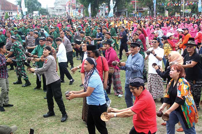 Kapolres Magelang Kota AKBP Yolanda Evalyn Sebayang dan Wali Kota Magelang dr Muchamad Nur Aziz bersama para seniman dan ribuan masyarakat menari Sluku-Sluku Bathok di Alun-Alun Kota Magelang, Minggu
