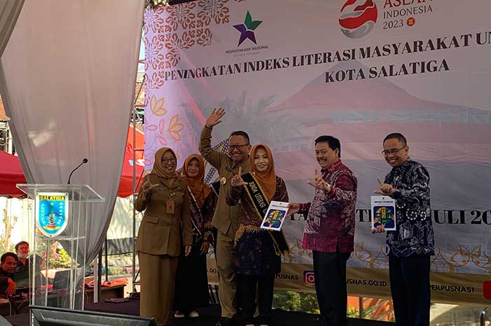 Kepala Perpusnas Muhammad Syarif Bando dan Pj Wali Kota Sinoeng N Rachmadi launching&nbsp;Literasi Anak Usia Dini&nbsp; (Sinisa) dalam acara Pameran Buku dan Expo Literasi di Perpusda Kota Salatiga.