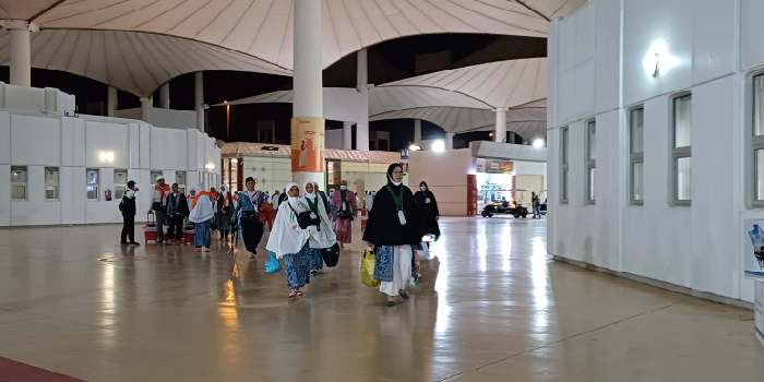 PULANG : Jemaah haji yang pulang ke tanah air hari pertama sudah berdatangan ke Bandara King Abdul Azis Jeddah Arab Saudi Senin malam (3 Juli 2023).