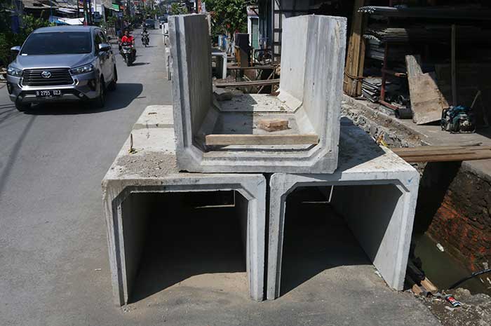 Tumpukan box culvert yang akan dipasang sepanjang Jalan Tambak Dalam Raya agar saluran drainase lancar dan mencegah banjir musiman di daerah ini.