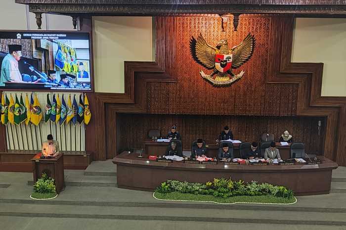 Suasana rapat paripurna DPRD Jateng yang menyetujui raperda tentang Hari Jadi Jateng yang berlangsung di Gedung Berlian, DPRD Jateng Senin (3/7).