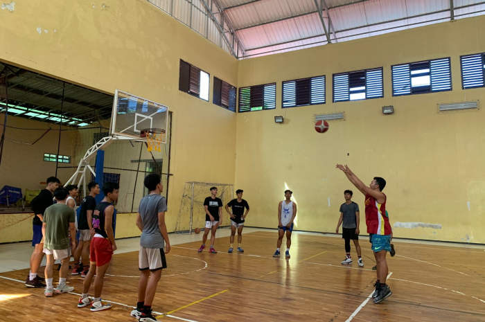 Tim basket Salatiga saat melakukan sesi latihan untuk persiapan Porprov pada 5 Agustusendatang di GOR Pelajar Hatti Beriman, Salatiga pada Rabu (5/7).
