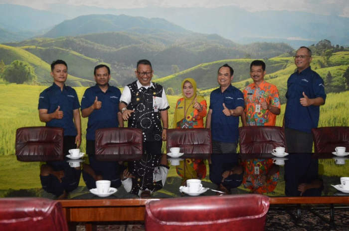Pj Wali Kota Salatiga Sinoeng N Rachmadi foto bersama usai bertemu dengan jajaran manajemen Jawa Pos Radar  Semarang.